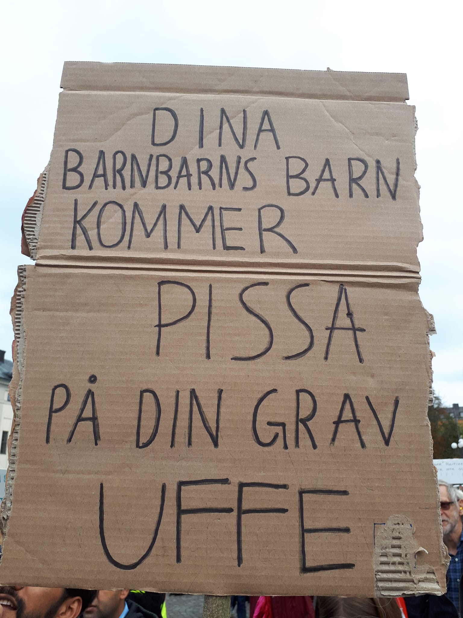 På demonstrationen fanns också plakat som gav regeringsföreträdare välförtjänt kritik
